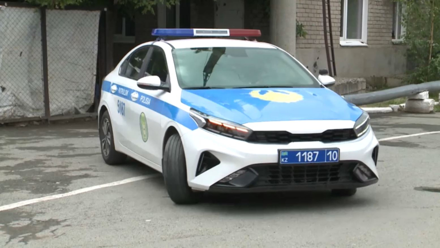 Қостанайлық полицей өрттен қарт кісіні алып шыққан