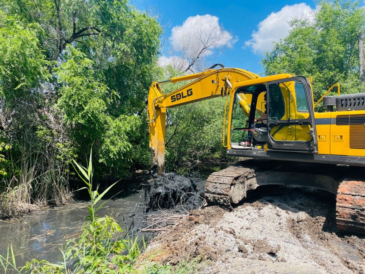 Русло реки и озёра в Центральном парке очищают в Караганде