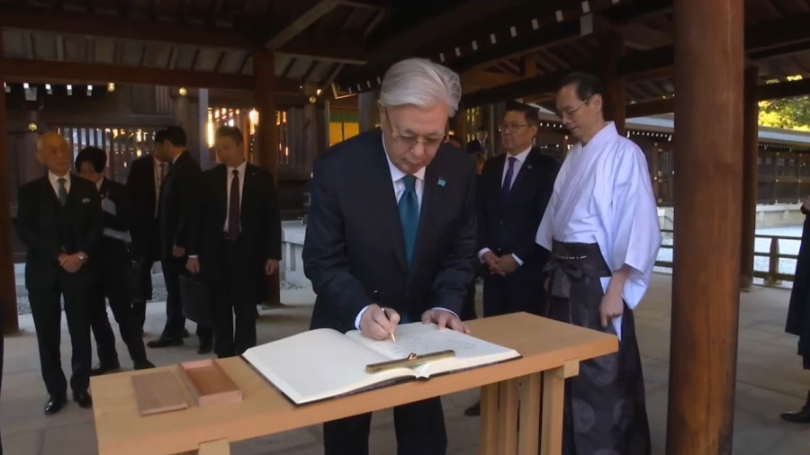 Мемлекет басшысы Токиодағы Мейджи Джингу Синто ғибадатханасына барды