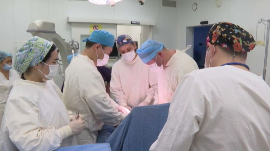 Врачи осваивают новые операции в Таразе