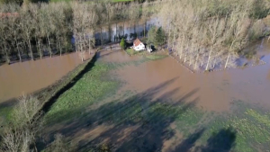 На северо-западе Франции многие районы до сих пор остаются затопленными