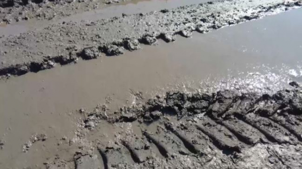 Паводки: размытую дорогу до сих пор не могут восстановить в Карасуском районе