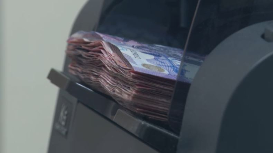 Доллар слабеет: тенге укрепляется на фоне мировых факторов и нефти