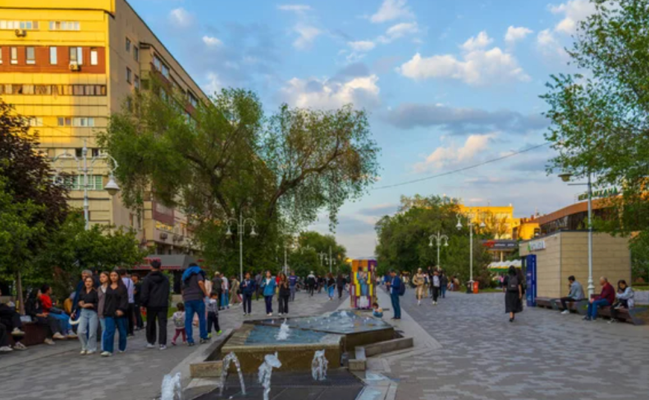 В Алматы обновили пешеходную зону «Арбат»