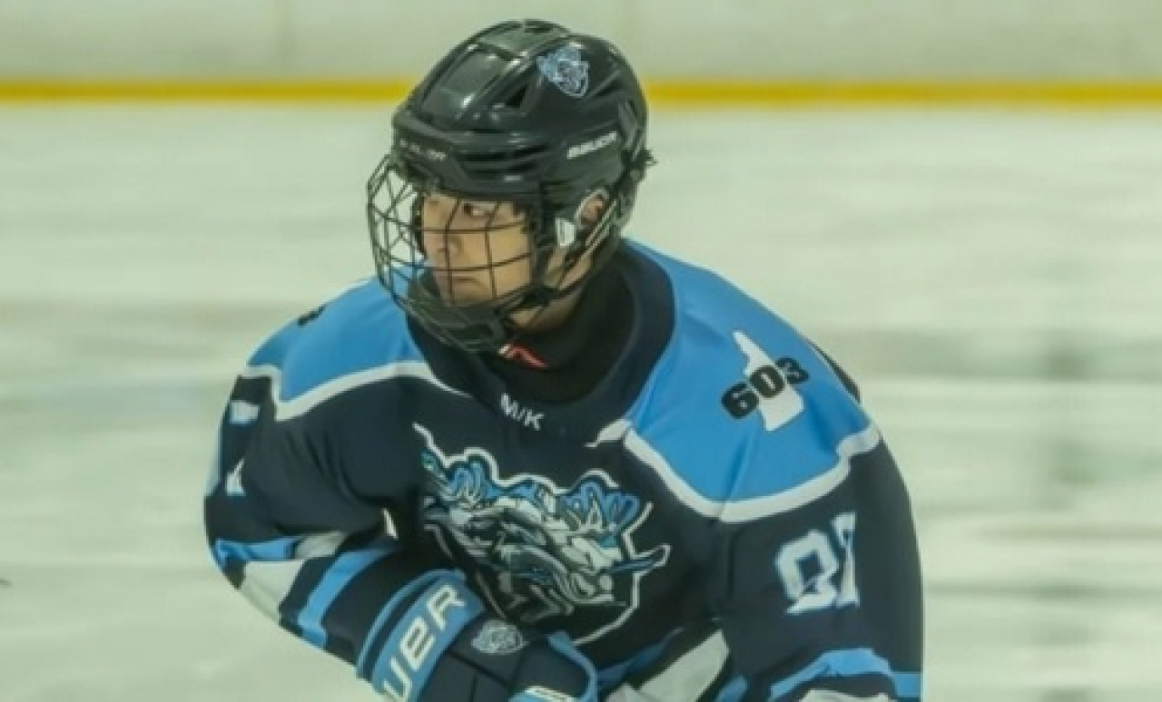 Казахстанский хоккеист продлил контракт с американским клубом