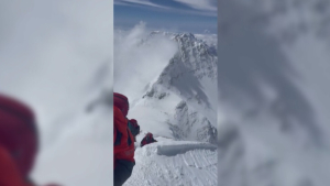 Альпинисты призывают очистить Эверест от мусора