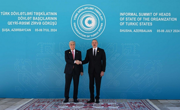Президент Азербайджана встретил Токаева перед началом саммита ОТГ