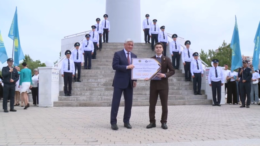 В Караганде наградили волонтеров и выпускников колледжей