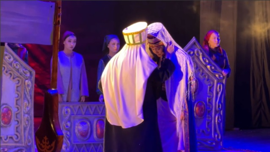 Казахский драмтеатр приехал в Бишкек с гастролями