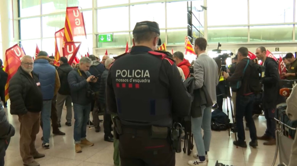 Испанияда әуе компаниясының қызметкерлері шеруге шықты