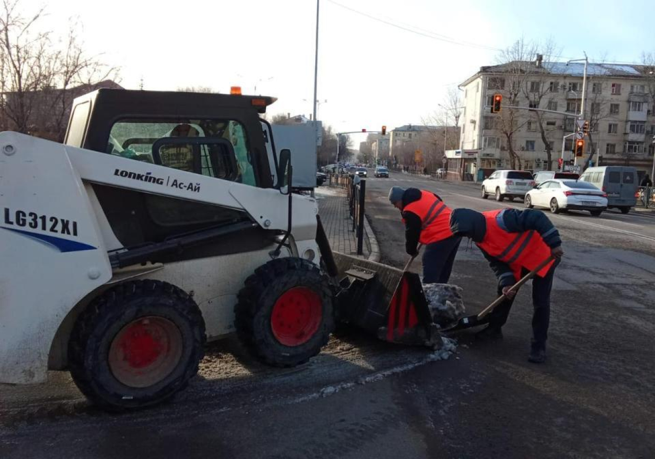 Более 2800 дорожных рабочих задействованы в снегоуборочных работах в Астане