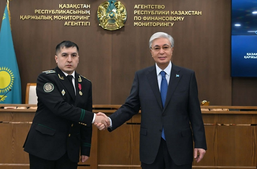 Токаев вручил госнаграды сотрудникам АФМ РК