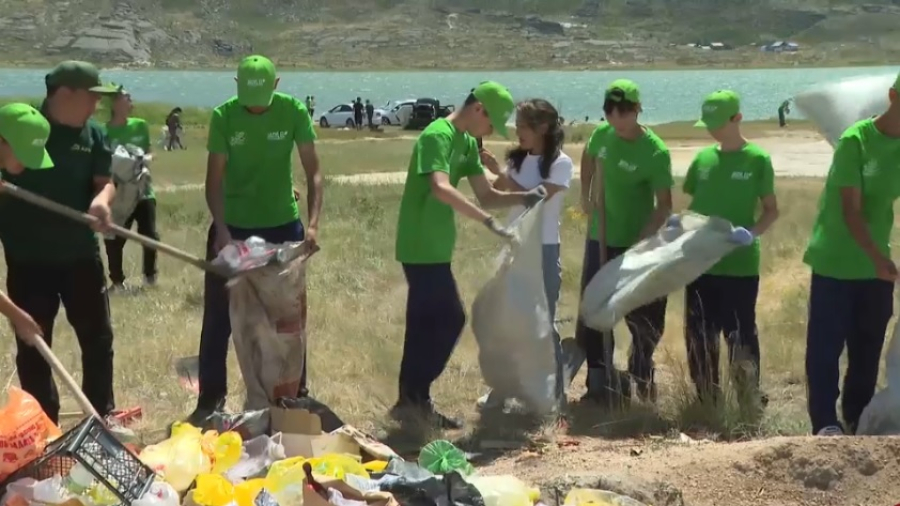 Около 3 тонн мусора собрали в ходе субботника на озере в ВКО