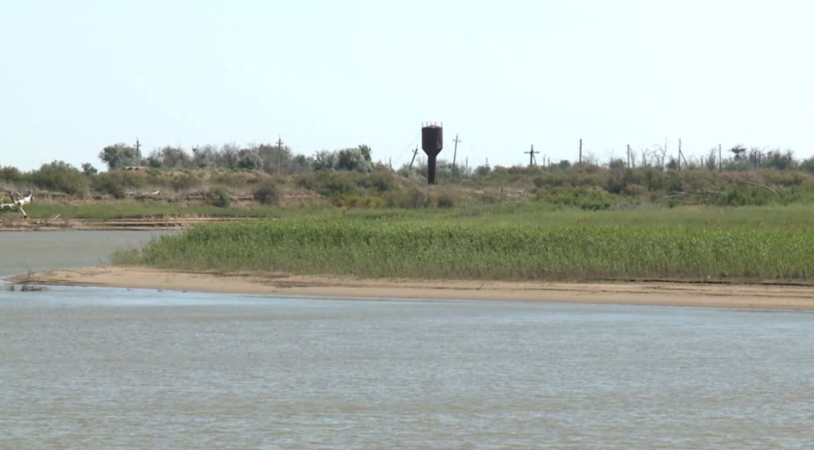 Два водных канала ремонтируют в Махамбетском районе