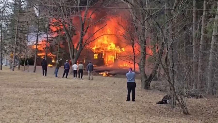 АҚШ-та тұрғын үйге шағын ұшақ құлады