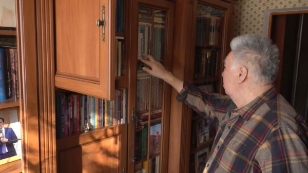 Ветеран журналистики из Уральска собрал коллекцию из 16 тысяч книг