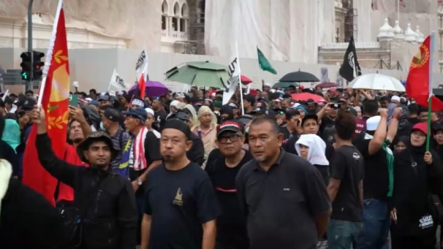 Около 20 тысяч человек вышли на акцию протеста в Куала-Лумпуре