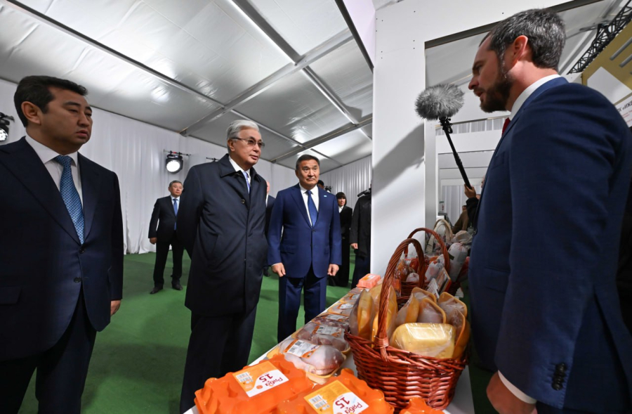 Қ. Тоқаев Ақмола облысында шығарылатын ауыл шаруашылығы өнімдерінің көрмесін аралады
