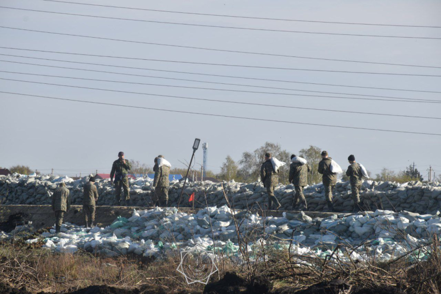 Более 2 тысяч человек борются с паводками в СКО