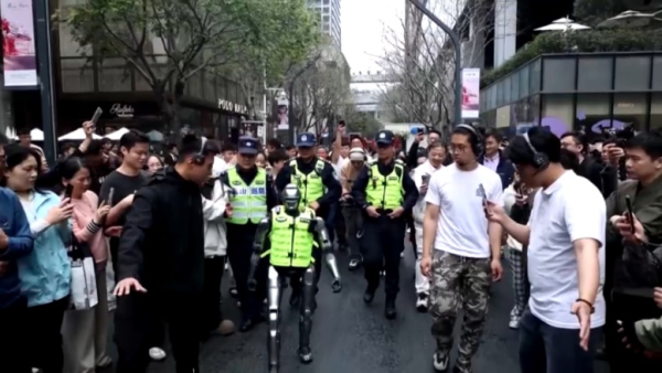 В Китае заступил на службу первый робот-полицейский