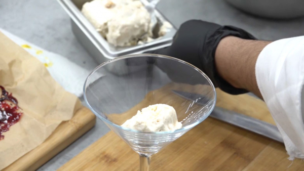 Ақтаулық аспаз түйе сүтінен балмұздақ жасап шығарды