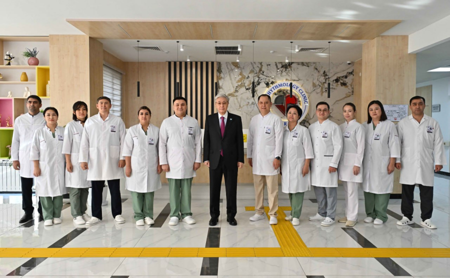 Токаев ознакомился с работой аритмологической клиники в Таразе