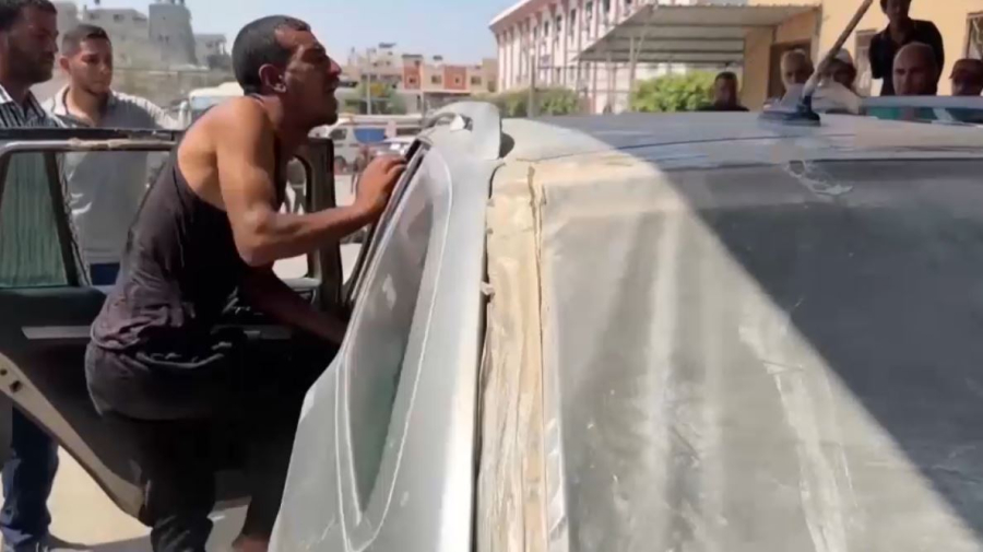 Грузовик с гумпомощью рухнул на людей в Газе