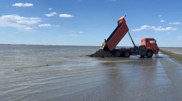 Защитные дамбы возводят на трассе «Атырау – Индер»