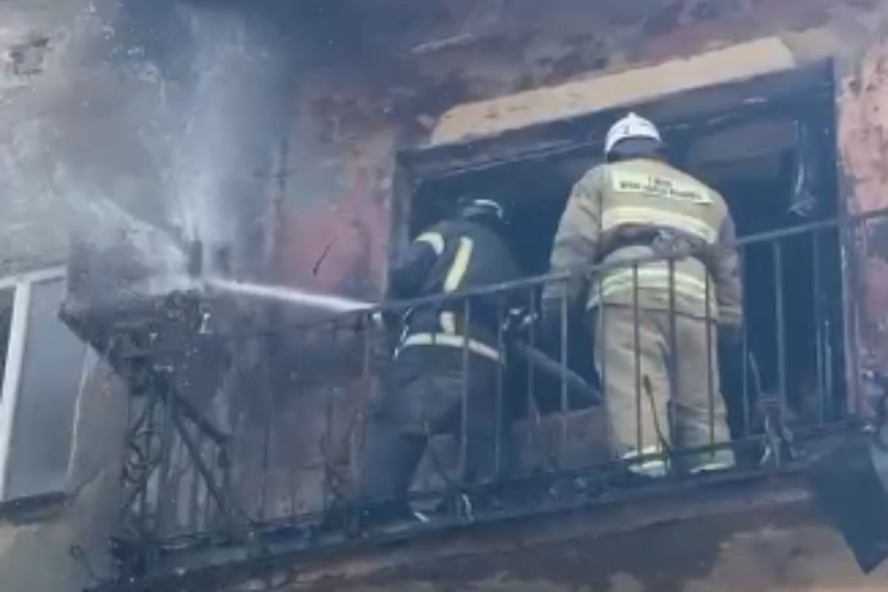 16 человек эвакуировали во время пожара в Атырау