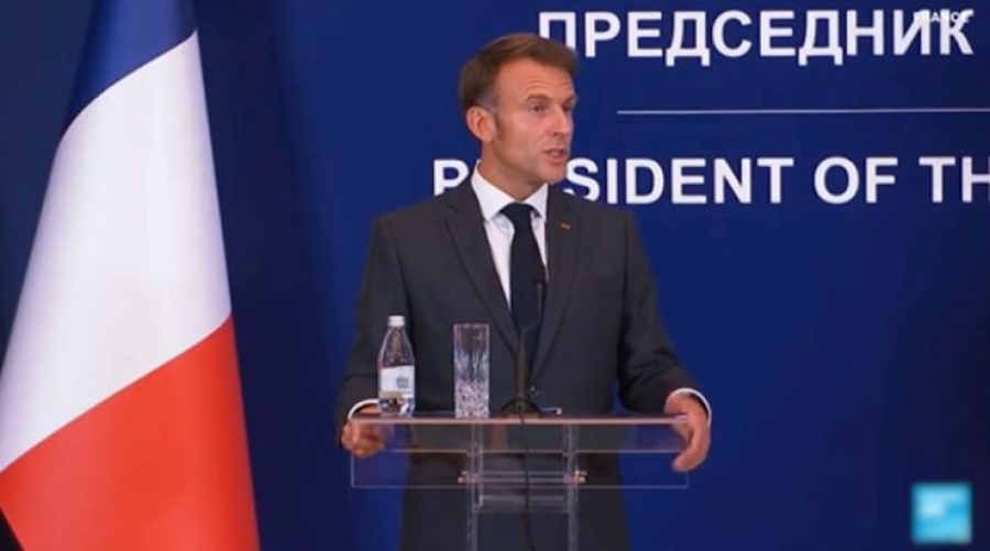 Депутаты требуют отставки Макрона