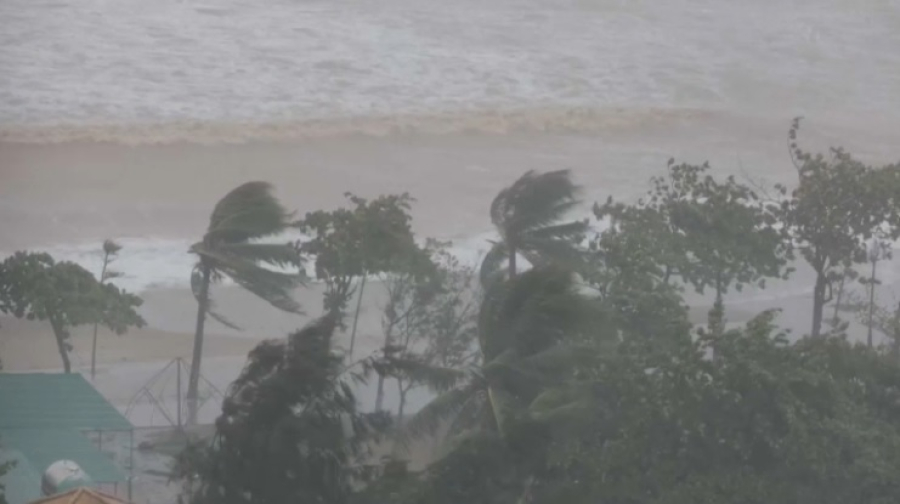 Во Вьетнаме из-за тайфуна «Кадзики» закрыли аэропорты и школы