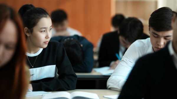 Жеткіншек жасанды интеллект жетегінде кетпей ме?