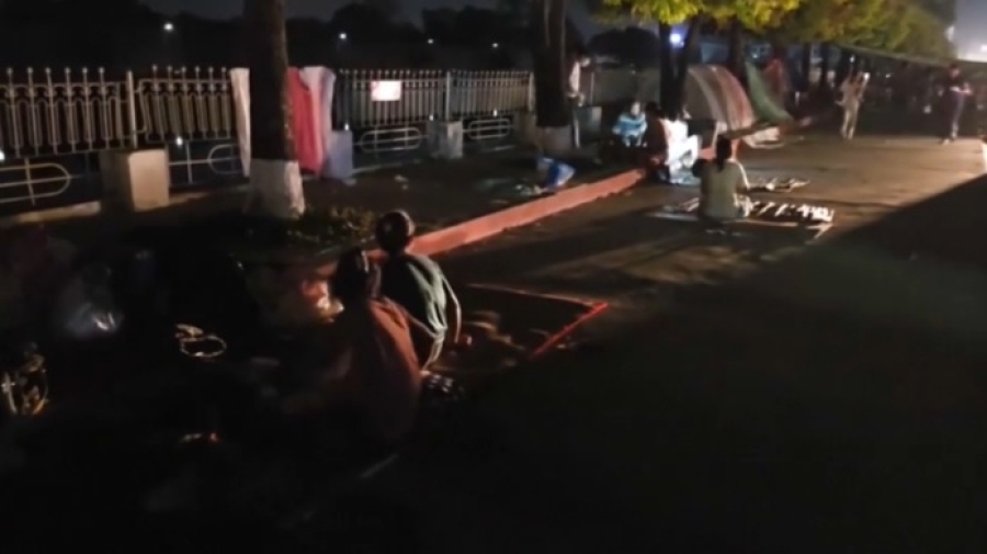 Жители Мьянмы ночуют на улице, опасаясь нового землетрясения