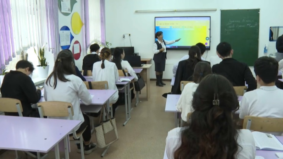 Основам ИИ обучают казахстанских школьников