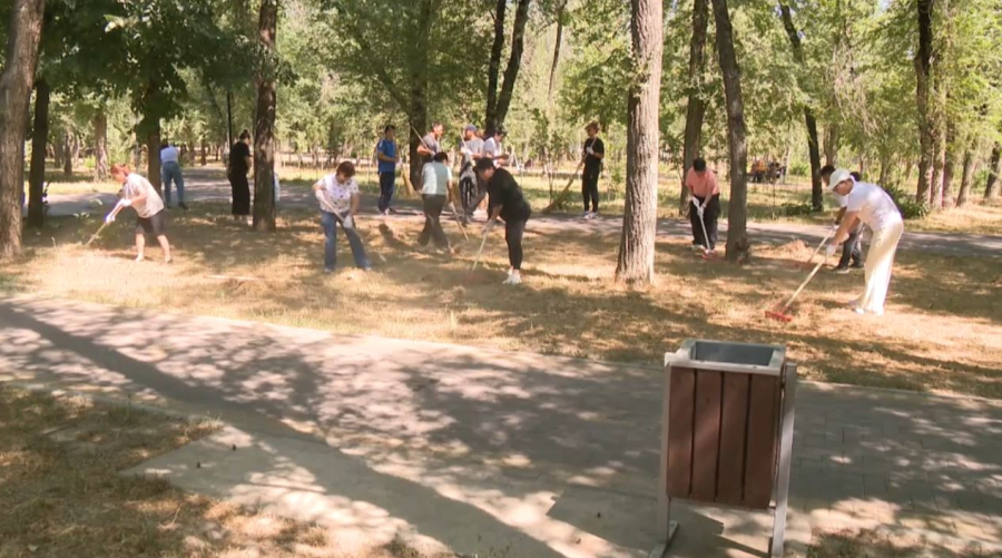 «Таза бейсенбі»: волонтёры очистили парк «Желтоксан» в Алматы