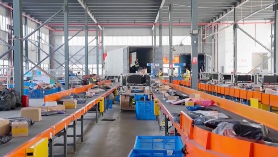 АҚШ Қытайдан келетін шағын жүктерге баж салығын азайтты