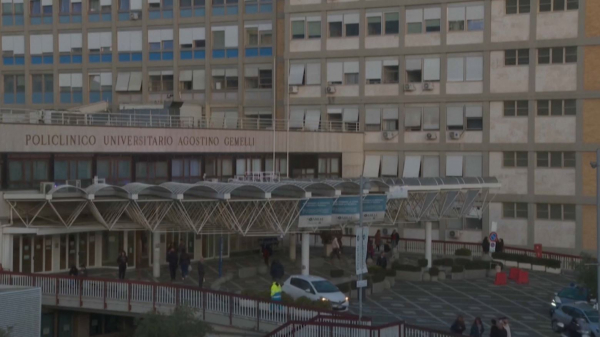 Папу Римского подключили к аппарату ИВЛ