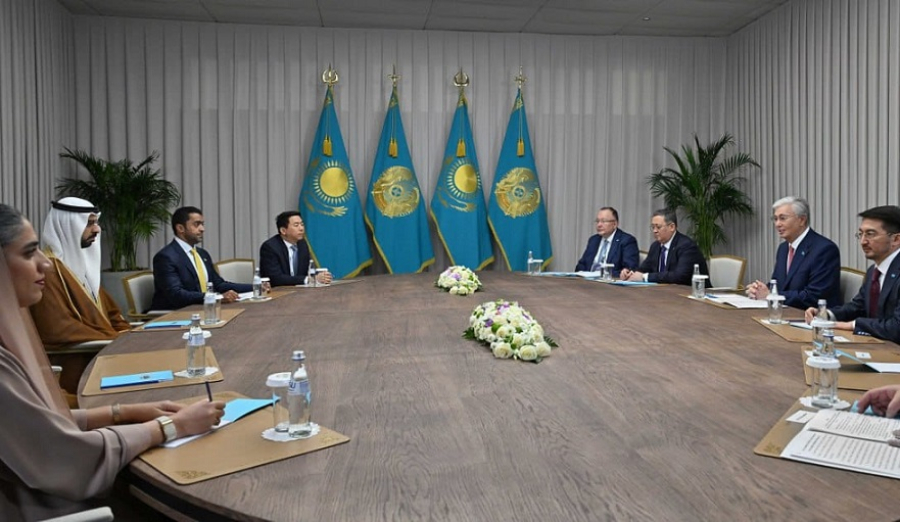 Глава государства встретился с министром ОАЭ по вопросам ИИ