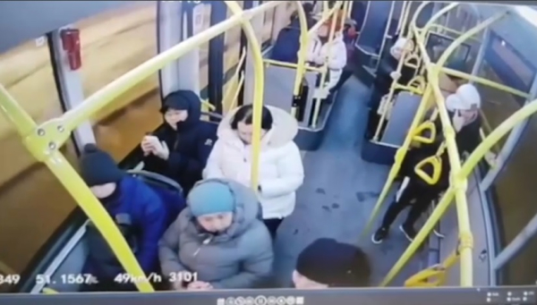 Автобус врезался в столб в Астане: 4 пострадавших прооперированы