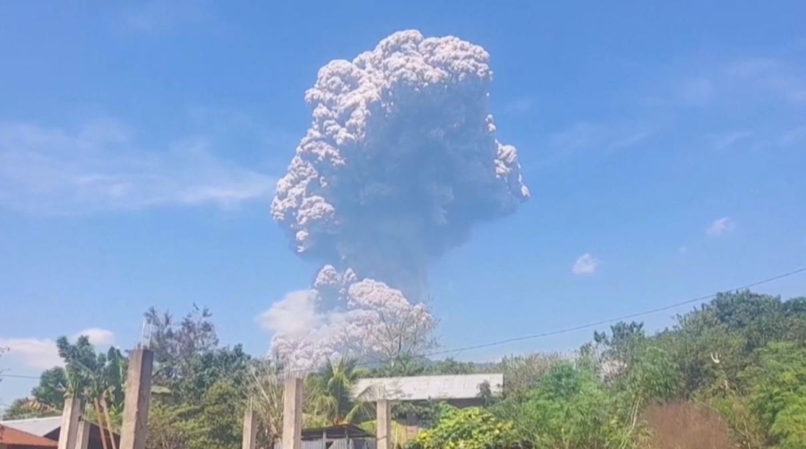 Извержение вулкана произошло в Индонезии