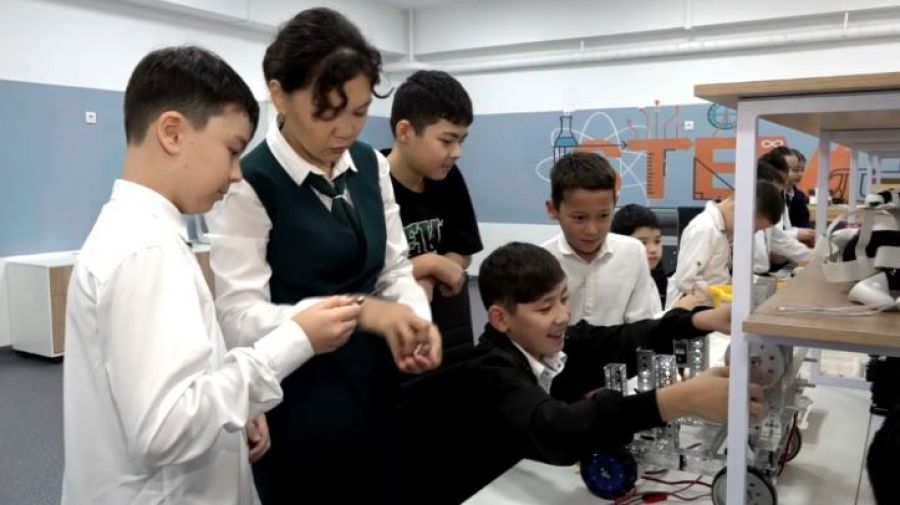 Ақтауда оқушылар робототехниканы балабақша тәрбиеленушілеріне үйретіп жүр