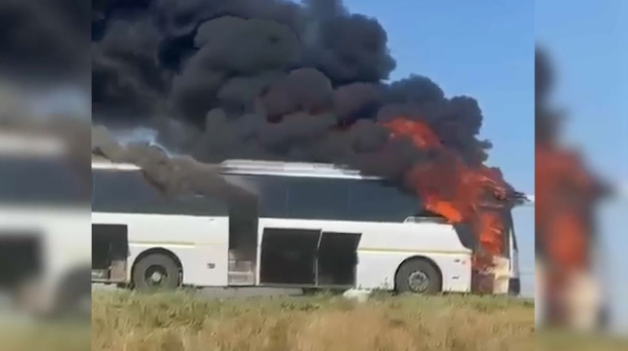 Загоревшийся автобус на трассе потушили в ЗКО