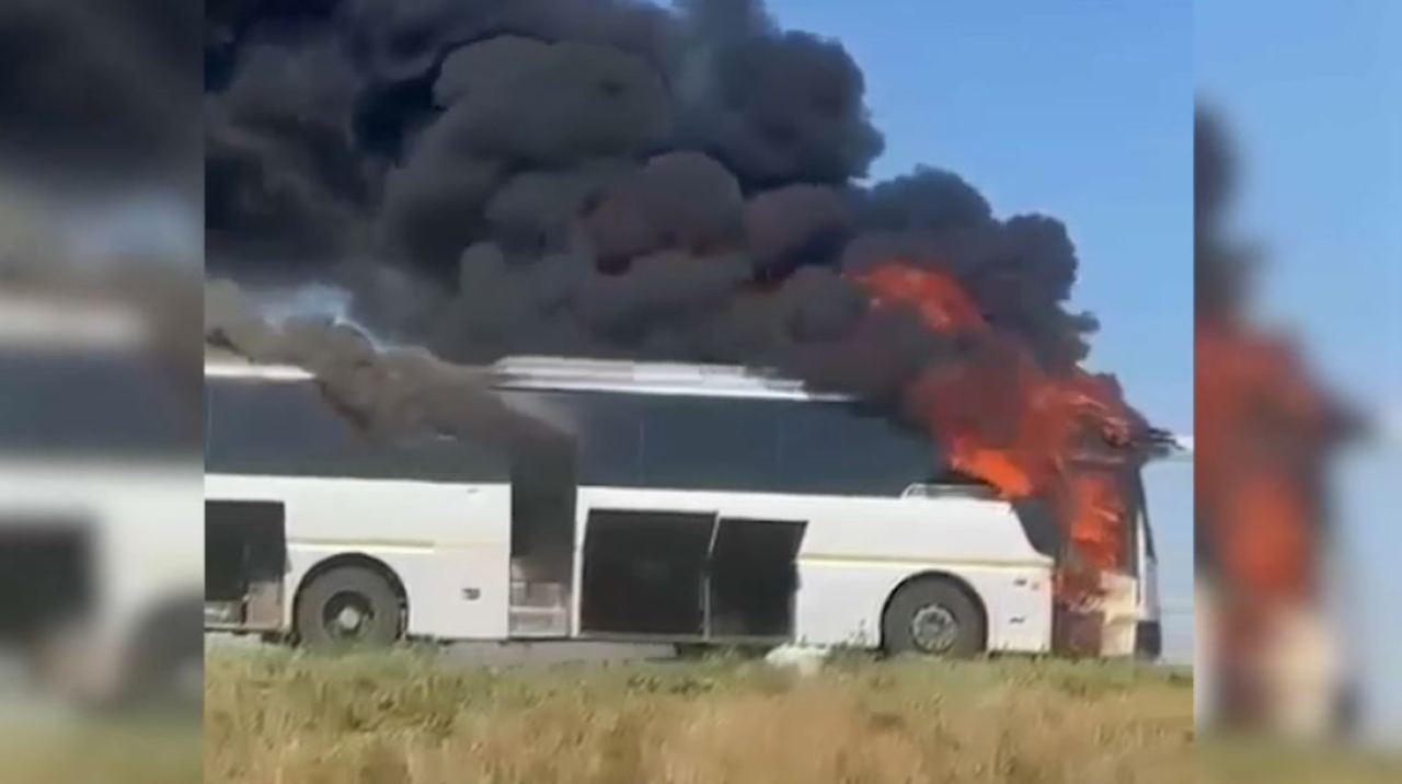 Загоревшийся автобус на трассе потушили в ЗКО