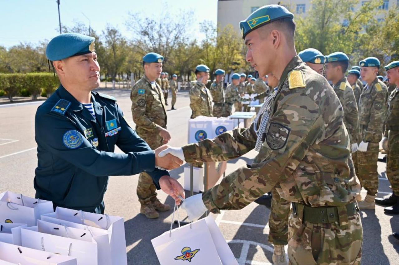 Около 600 десантников завершили срочную службу в Конаевском гарнизоне