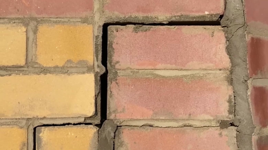 Дома «Нұрлы Жер» в Атырау дали трещины спустя 7 лет