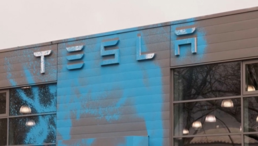 Дилерские центры Tesla подверглись нападениям в Риме и Берлине