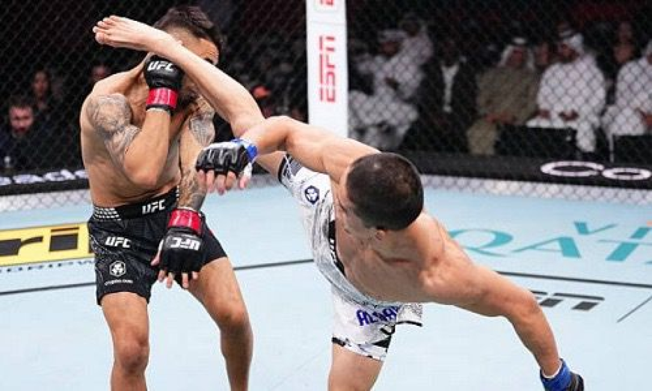 Досрочно закончился бой Асу Алмабаева в UFC