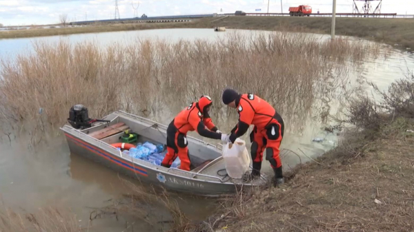 Ақмола облысында құтқарушылар ауылдарға қайықпен жетті