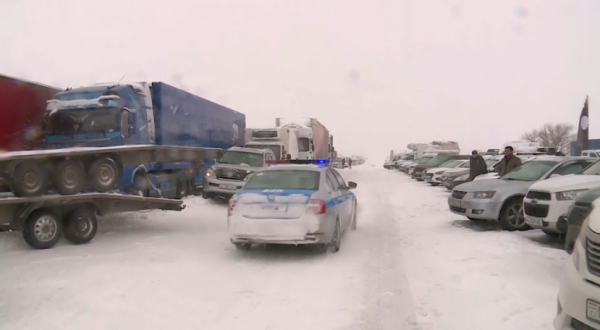 Ақтөбеде 2000-ға жуық көлік жолда қалған