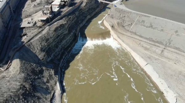 Воду сбрасывают из Кенгирского водохранилища в Жезказгане